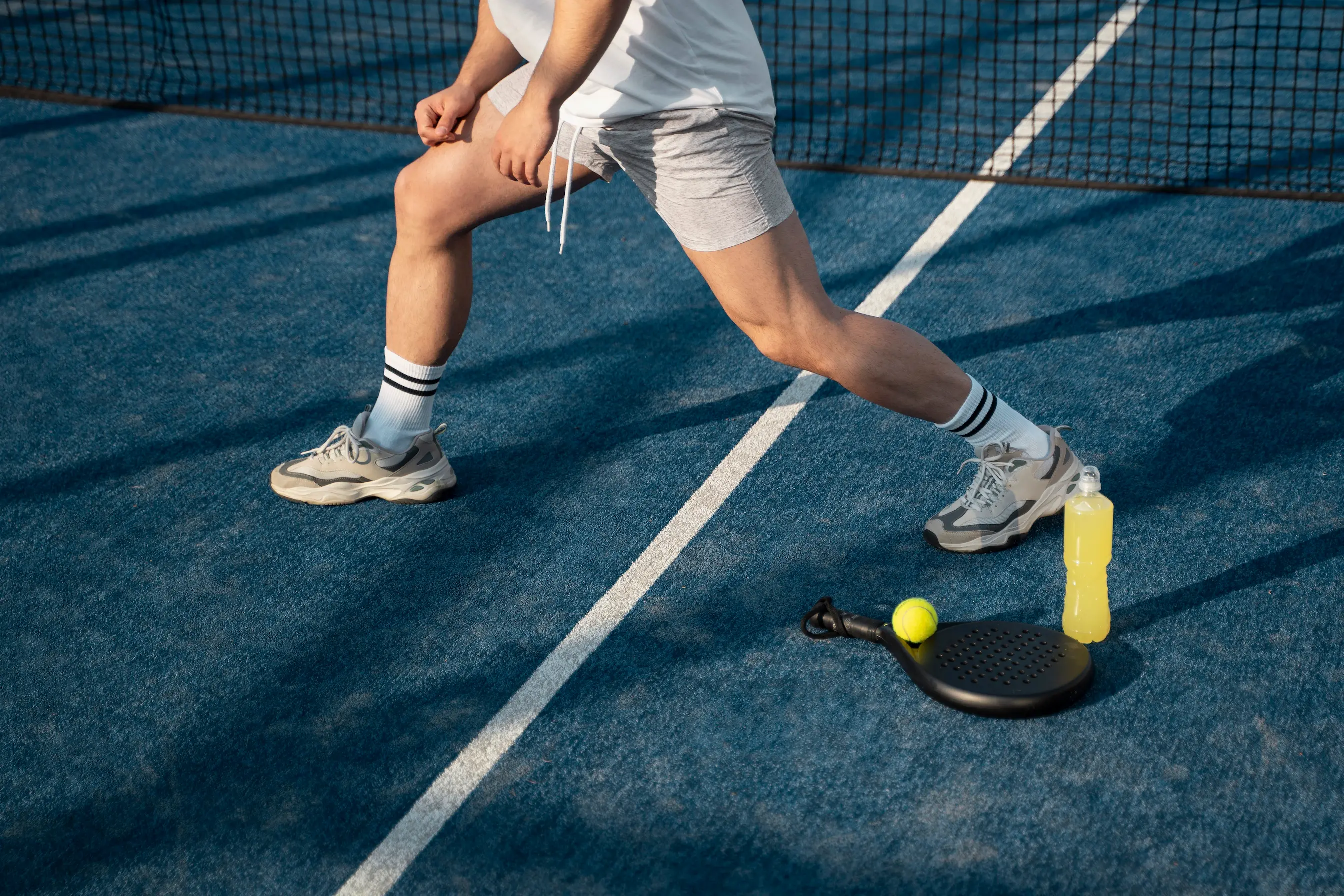Joueur de padel sur terrain bleu